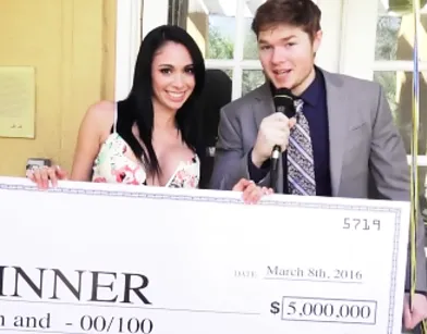 Дама с пышной грудью отсосала парню хуй за приятную новость