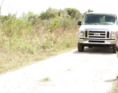 Латинос воспользовался беззащитной путешественницей и выеб девушку в машине