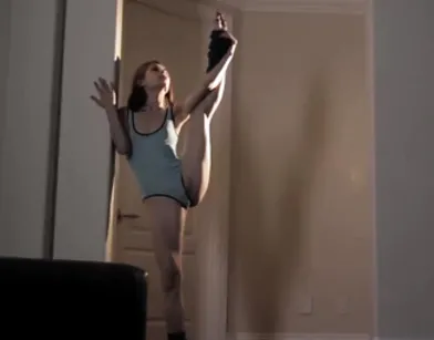 Домашний вагинальный трах с гибкой гимнасткой на шпагате стоя