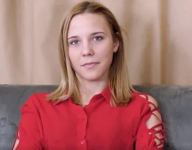 Красивая домохозяйка подставила попку под старый член Вудмана