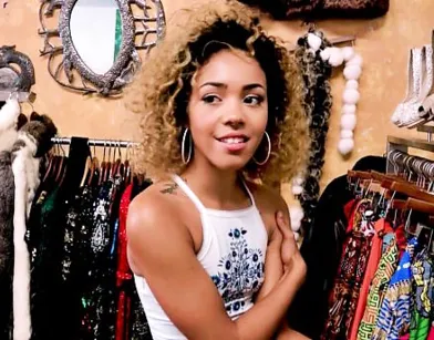 Кудрявая мулатка повелась на пикап и дала незнакомцу в секонд-хэнд магазе