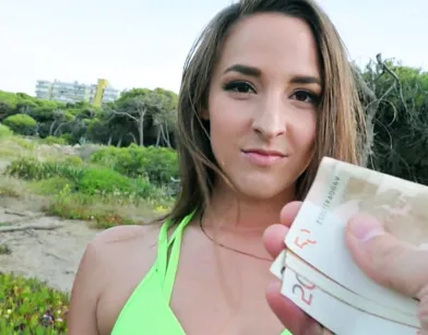 Телка хотела покурить сигарету, а покурила член пикапера за деньги