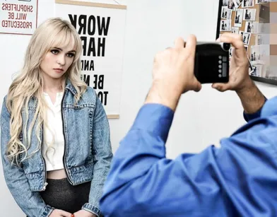 Охранник бутика использовал служебное положение и оттрахал блондинку в подсобке