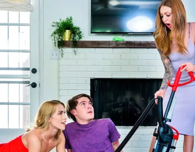 Девушки разводят скромного парня на секс в троем и он ведется на это