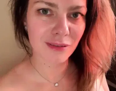 Русская милфа трахает себя дилдо и сквиртит снимая все на селфи камеру