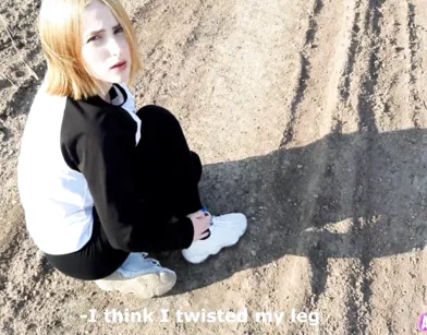 Помог молодой русской девушке и трахнул ее возле озера