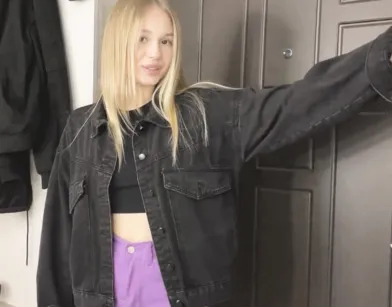 Раскрепощенная блондинка не отказалась от секса с соседом, пока парня нет рядом