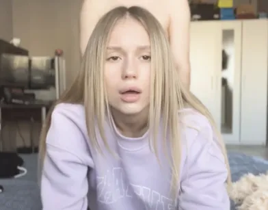 Страстный секс в позе раком с сексуальной и молодой русской блондинкой