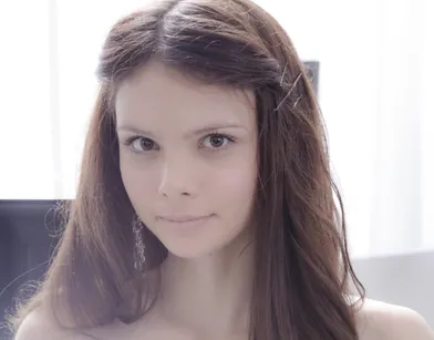 Русская милашка занимается очень нежным сексом со своим парнем