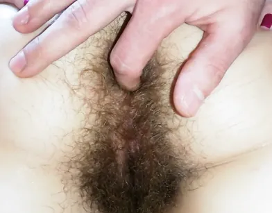 Жена возбуждает мужа волосатой киской и попой