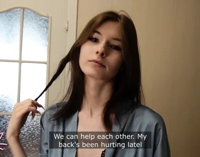 Тренируется делать массаж на мне!