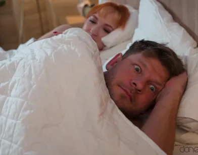 Дождалась пока муж закончит работу и занялась с ним сексом