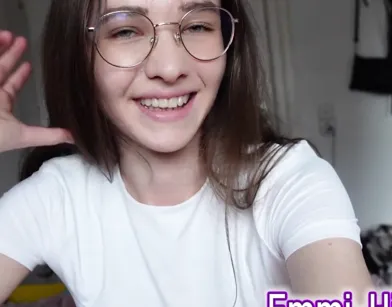 Студентка мастурбирует киску с разговорами