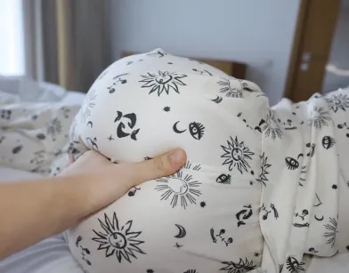 Ее упругая попа возбудила парня на утренний секс