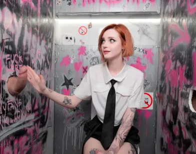 Член из дырки для рыжей красотки