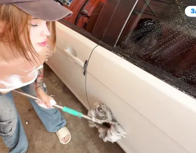 Не только отполировала машину, но и потрахалась с машиной